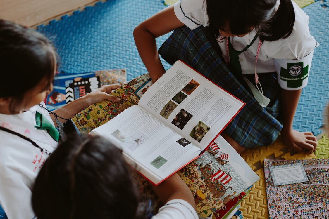 Girls-reading