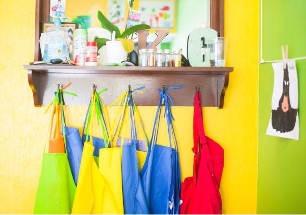 Multicolored aprons as visual cues for kids